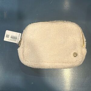 NWT everywhere belt bag, large fleece cream color
